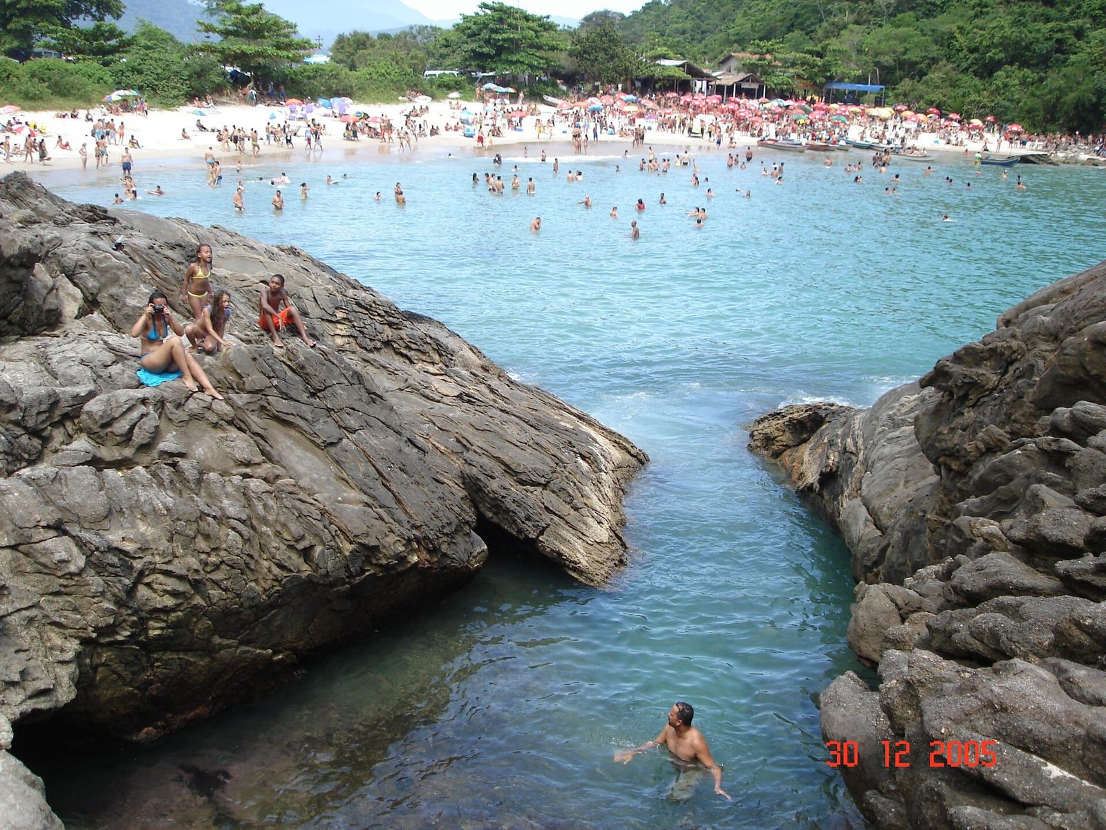 The Piscina Natural do Cachadaco busy with visitors in high season — beautiful, but far from the quiet cove the photographs suggest.