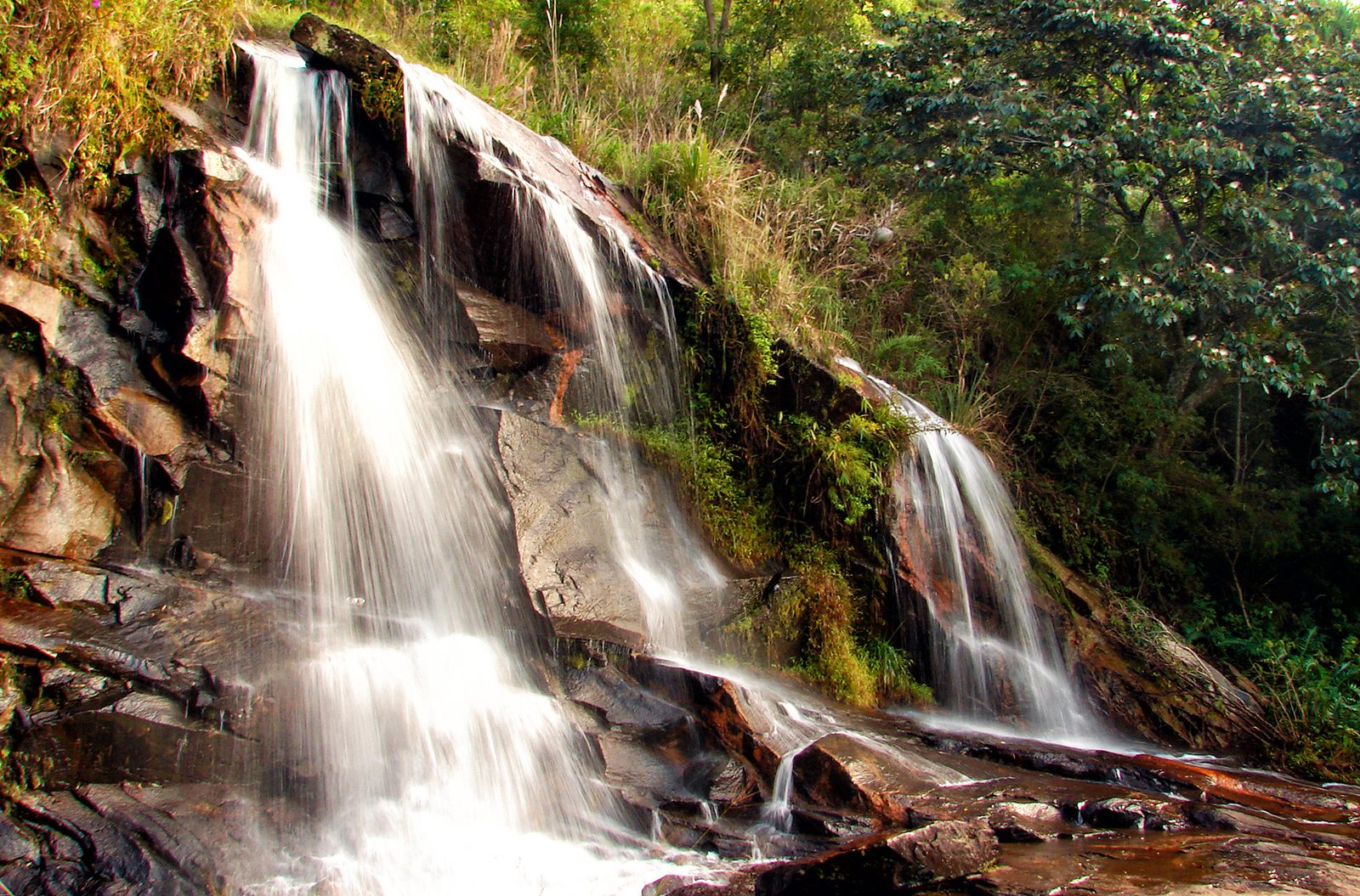 Cachoeira ao lado da estrada "Cunha - Paraty", no estado de São Paulo. Waterfall beside the "Cunha - Paraty" road, in São Paulo state, Brazil.